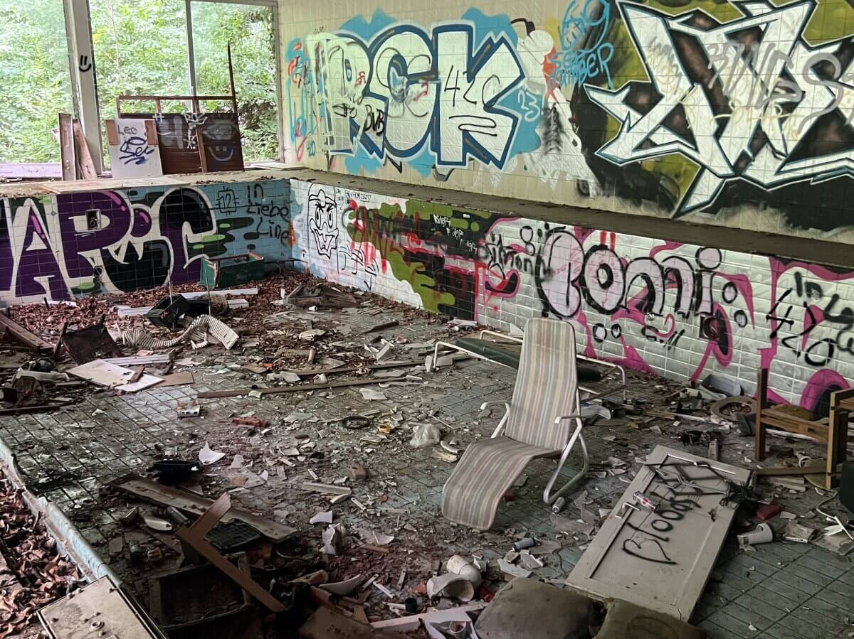 Lost Place: Altes Schwimmbad mir Graffiti