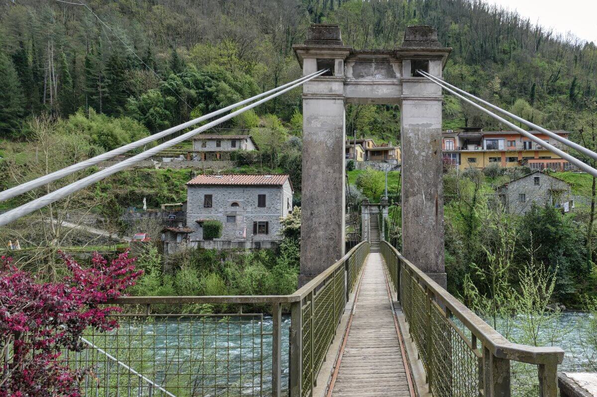 Fußgängerbrücke über den Fluss