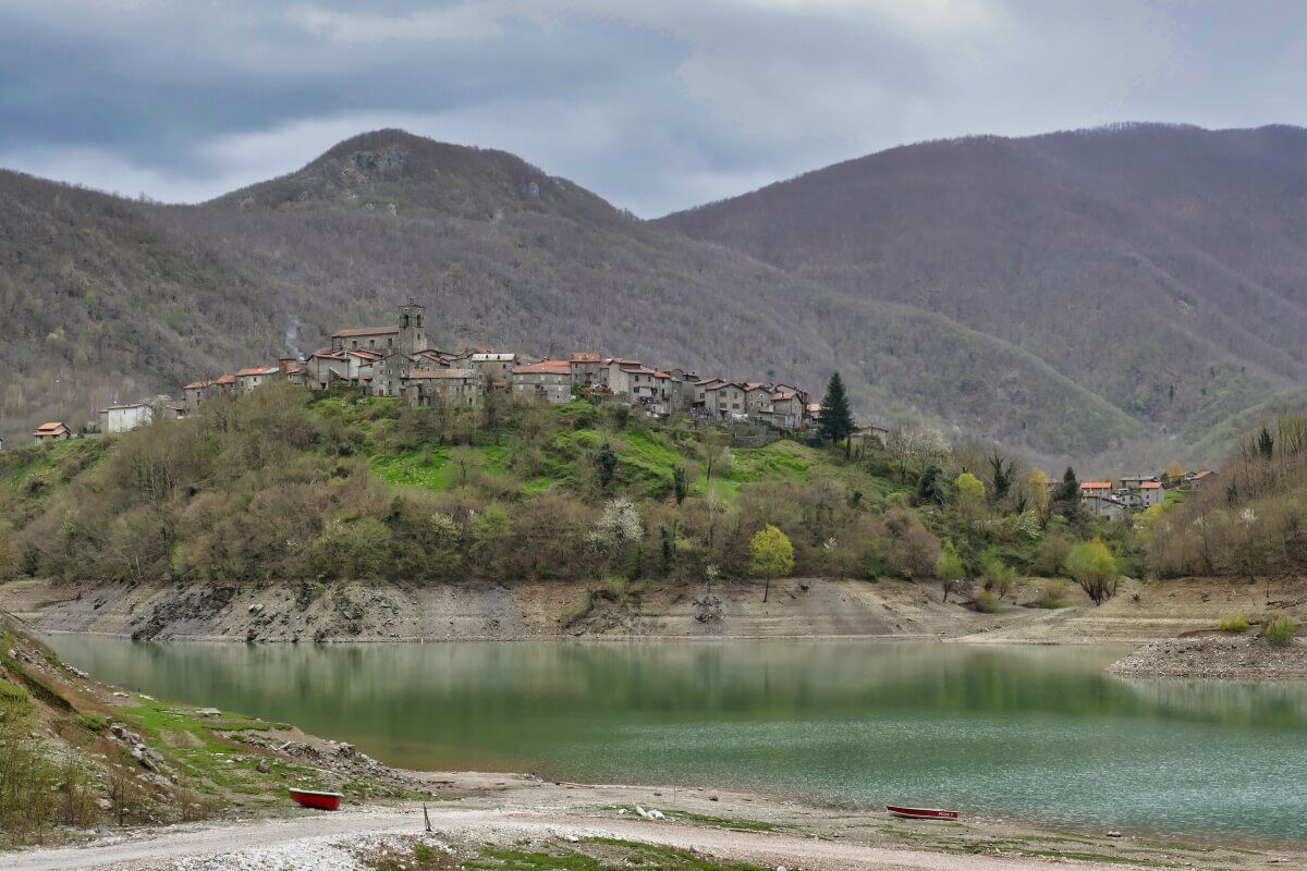 Altes Dorf auf einem Hügel am Stausee Lago di Vagli. 