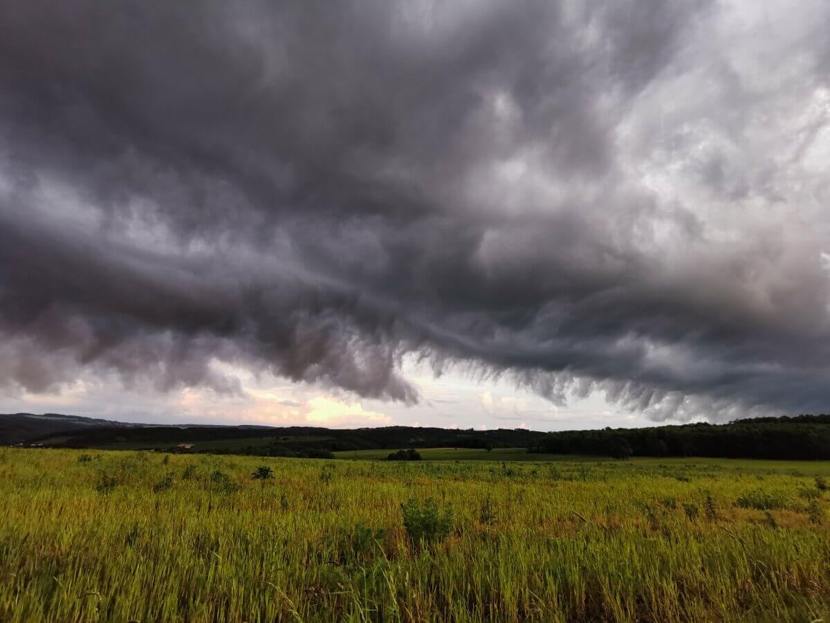 Wolkenfetzen über dem Feld