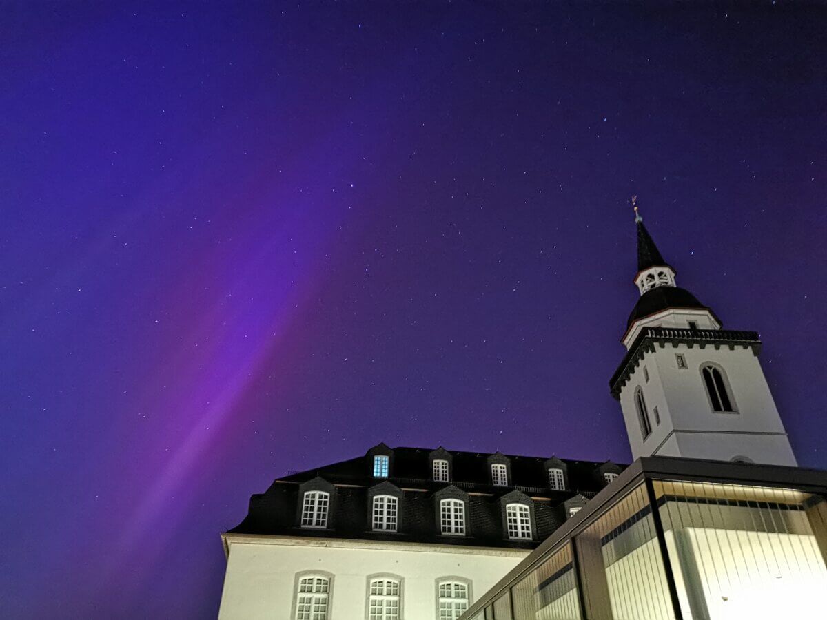 Nordlicher über einer weißen Kirche