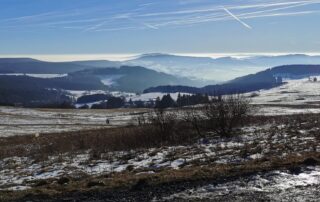 Blick über die nebelverhangenen Berge
