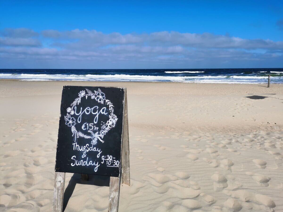 Yogaschild am Strand, blauer Himmel, blaues Meer