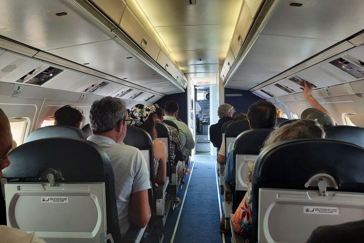 Kleines Flugzeug von innen mit nur vier Sitzen pro Reihe.