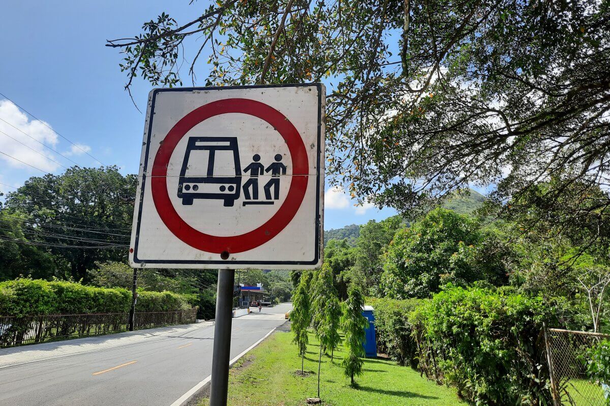 Schild mit Bus und zwei Leuten, die einsteigen