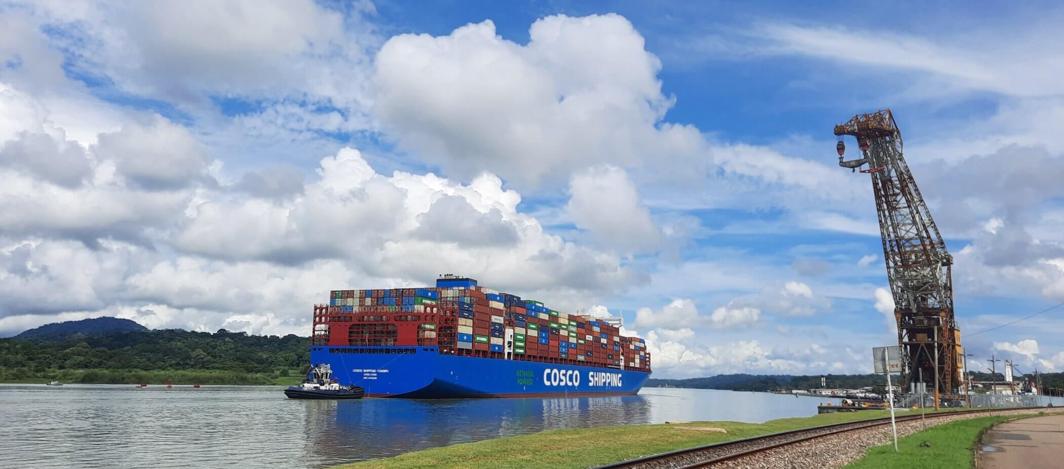 panamakanal-gamboa Containerschiff auf dem Panamakanal, fährt an einem Kran vorbei