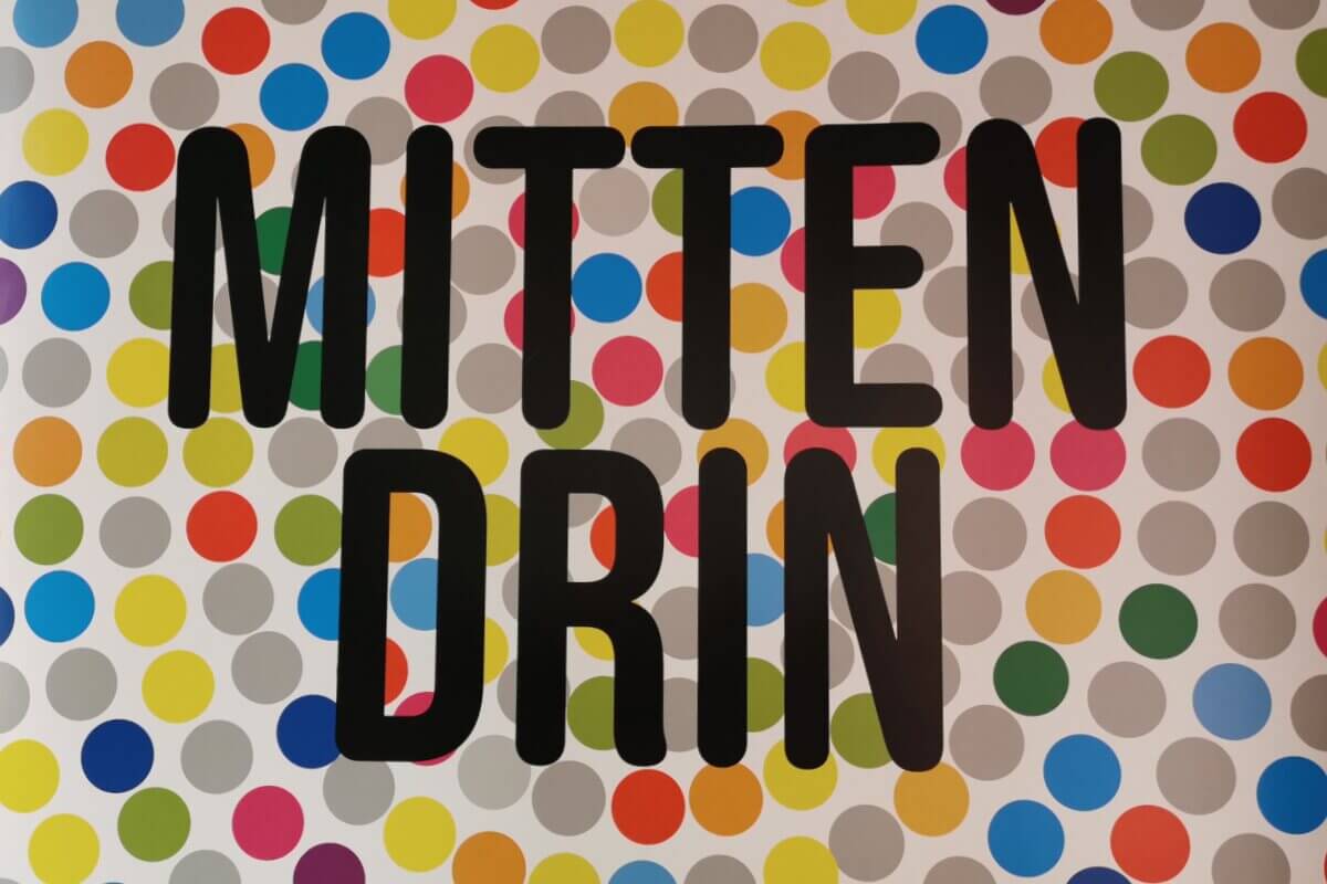 Viele bunte Punkte mit dem Schriftzug 