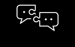 Schwarze Fläche mit zwei Sprechblasen in Puzzleform.