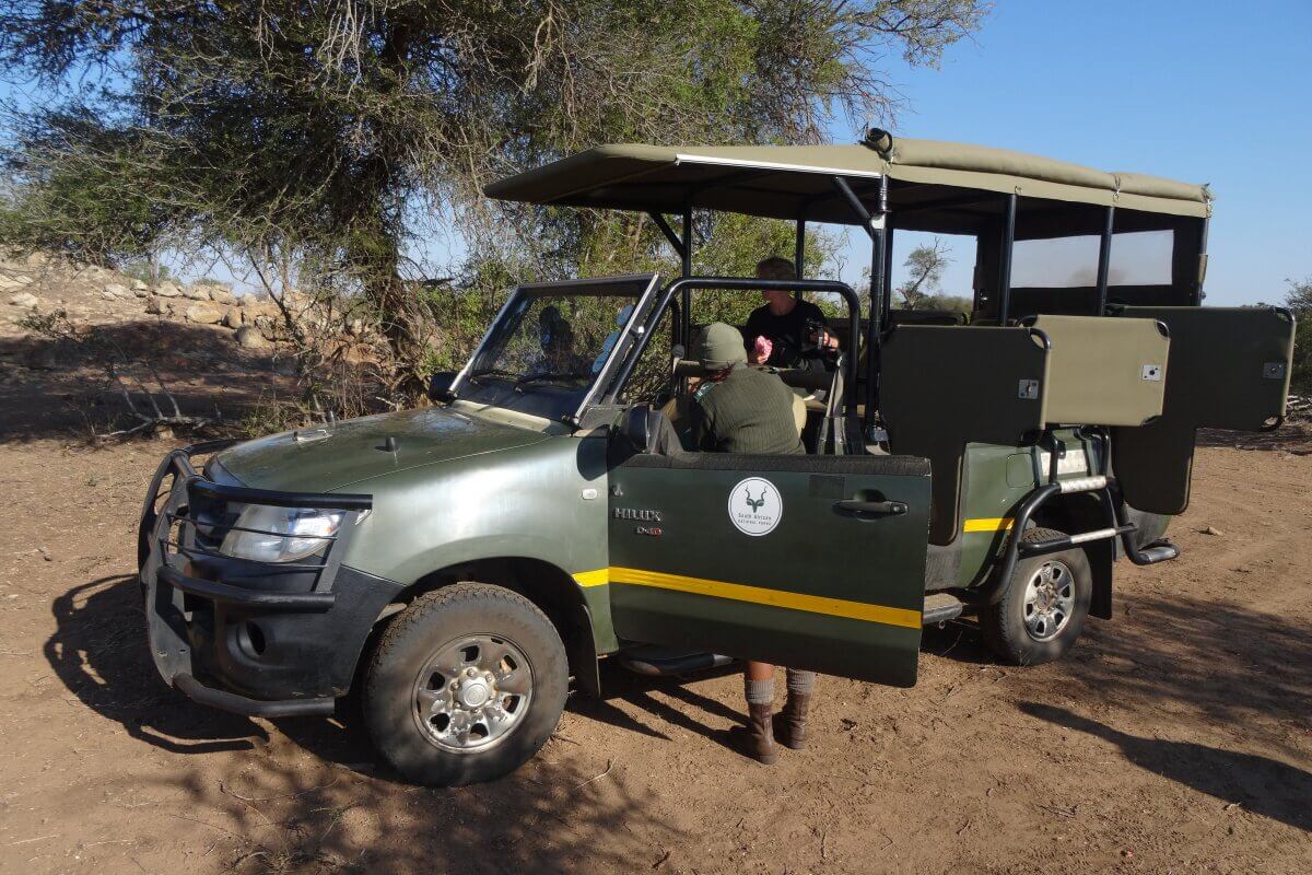 Ein offener Jeep für eine Safari in Afrika